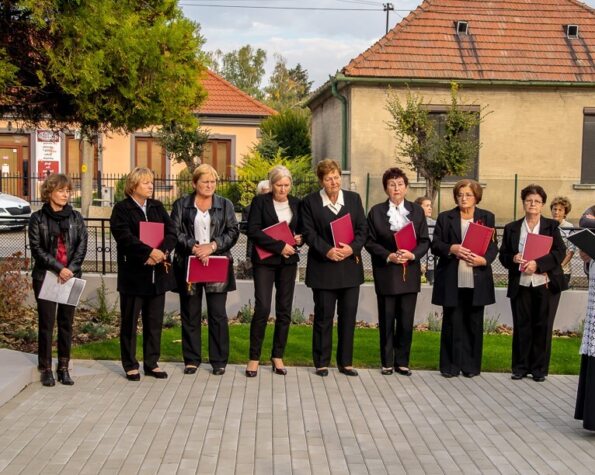 15 Naszvadi Sándor esperes és a Kismagyari Daloskör tagjai az avatás pillanataiban